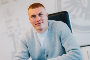 雷竞技电竞赛事-官方：法鹰买断利兹联后卫克里斯滕森，据悉买断费用达900万欧